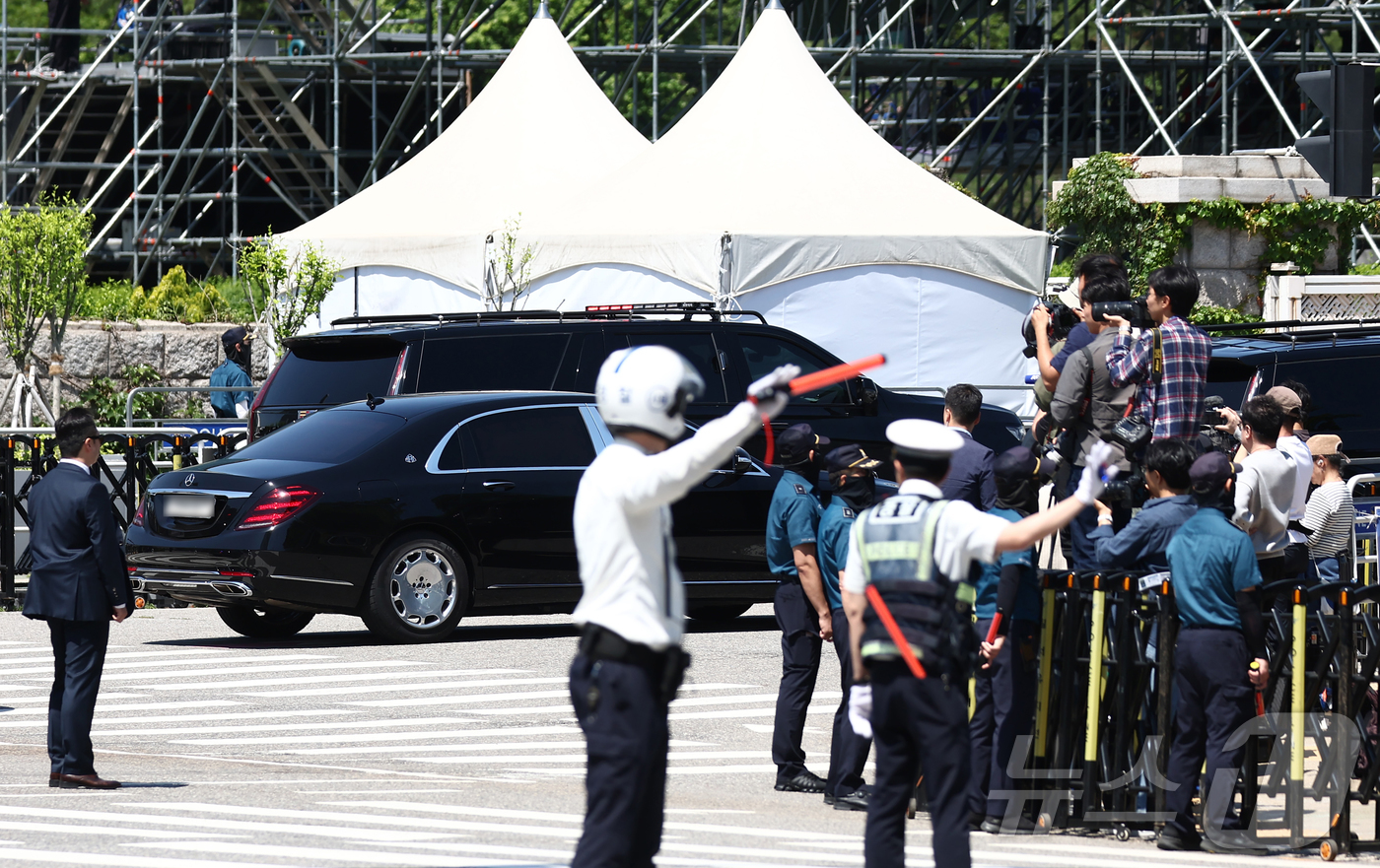 (서울=뉴스1) 김민지 기자 = 이재명 대통령이 4일 오전 서울 여의도 국회에서 제21대 대통령 취임 선서를 하기 위해 차량을 타고 이동하고 있다. 2025.6.4/뉴스1