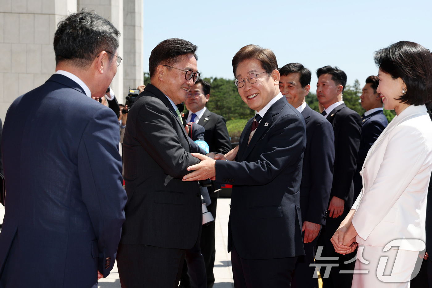 (서울=뉴스1) 국회사진기자단 = 이재명 대통령이 취임 선서를 하기 위해 4일 오전 서울 여의도 국회에 들어서며 우원식 국회의장과 악수하고 있다. 2025.6.4/뉴스1