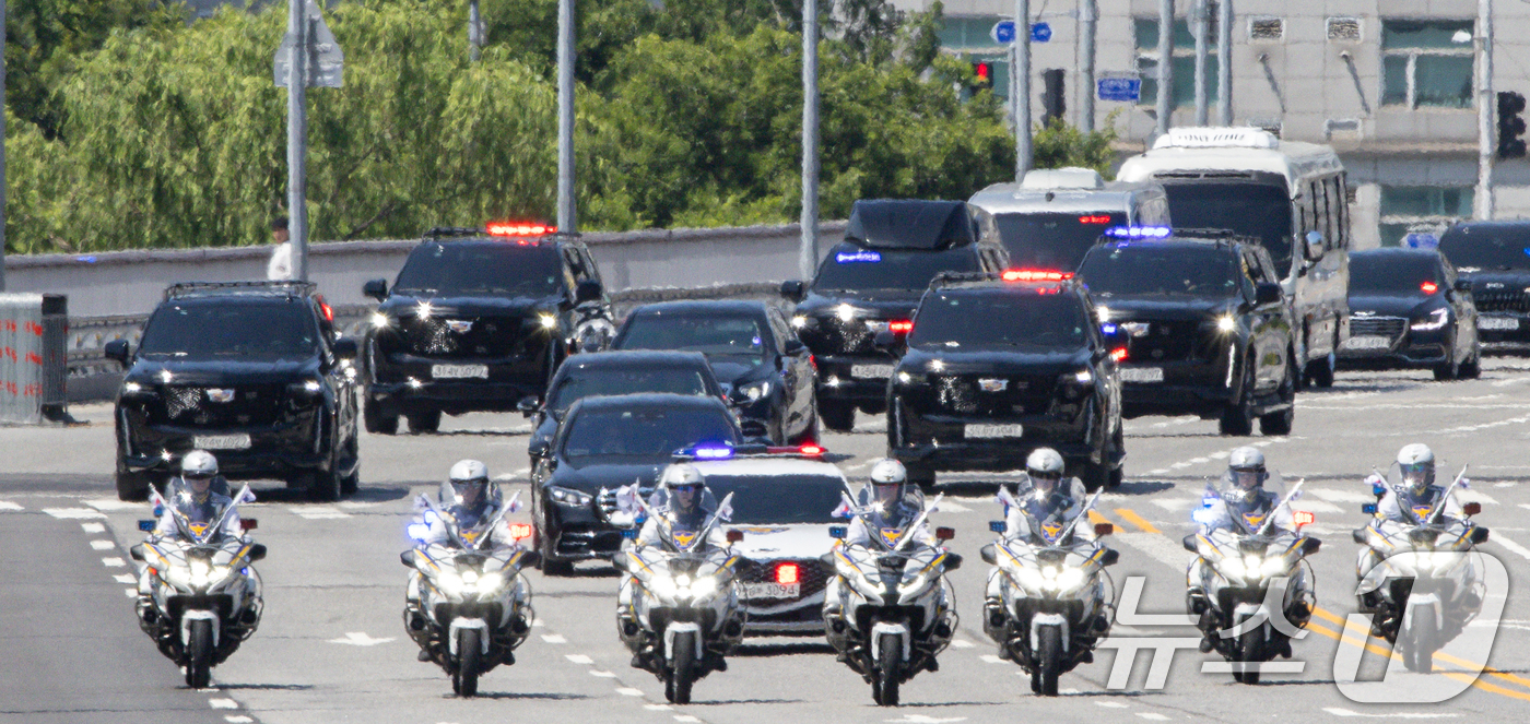 (서울=뉴스1) 이재명 기자 = 이재명 대통령이 4일 오전 서울 여의도 국회에서 제21대 대통령 취임 선서를 하기 위해 차량을 타고 이동하고 있다. 2025.6.4/뉴스1