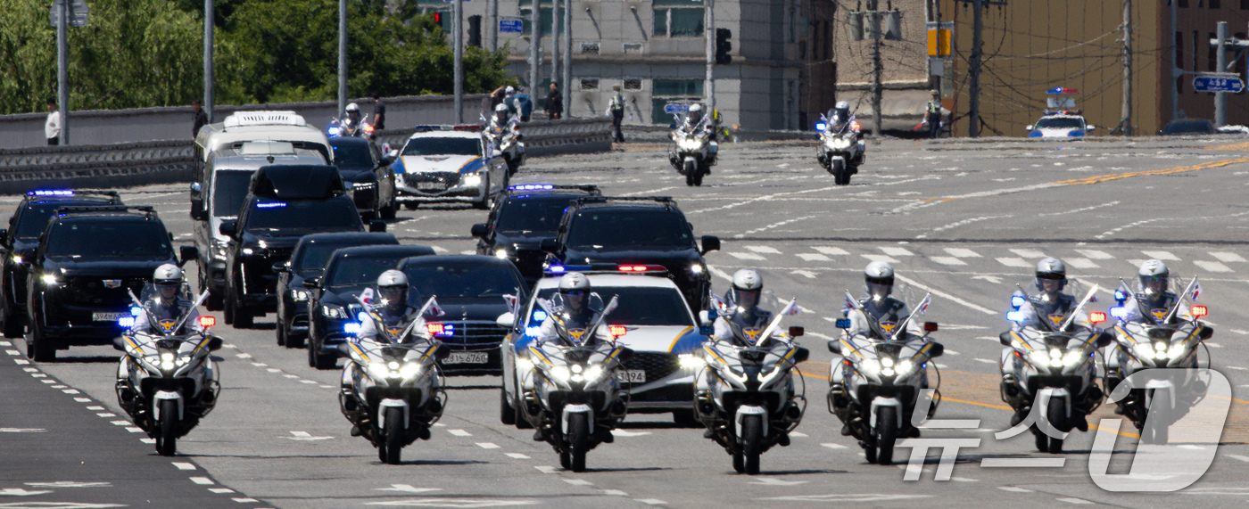 (서울=뉴스1) 이재명 기자 = 이재명 대통령이 4일 오전 서울 여의도 국회에서 제21대 대통령 취임 선서를 하기 위해 차량을 타고 이동하고 있다. 2025.6.4/뉴스1