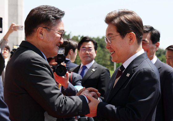 '개헌 카드' 꺼낸 李대통령…권력구조 뺀 단계적 개헌 공식 제안