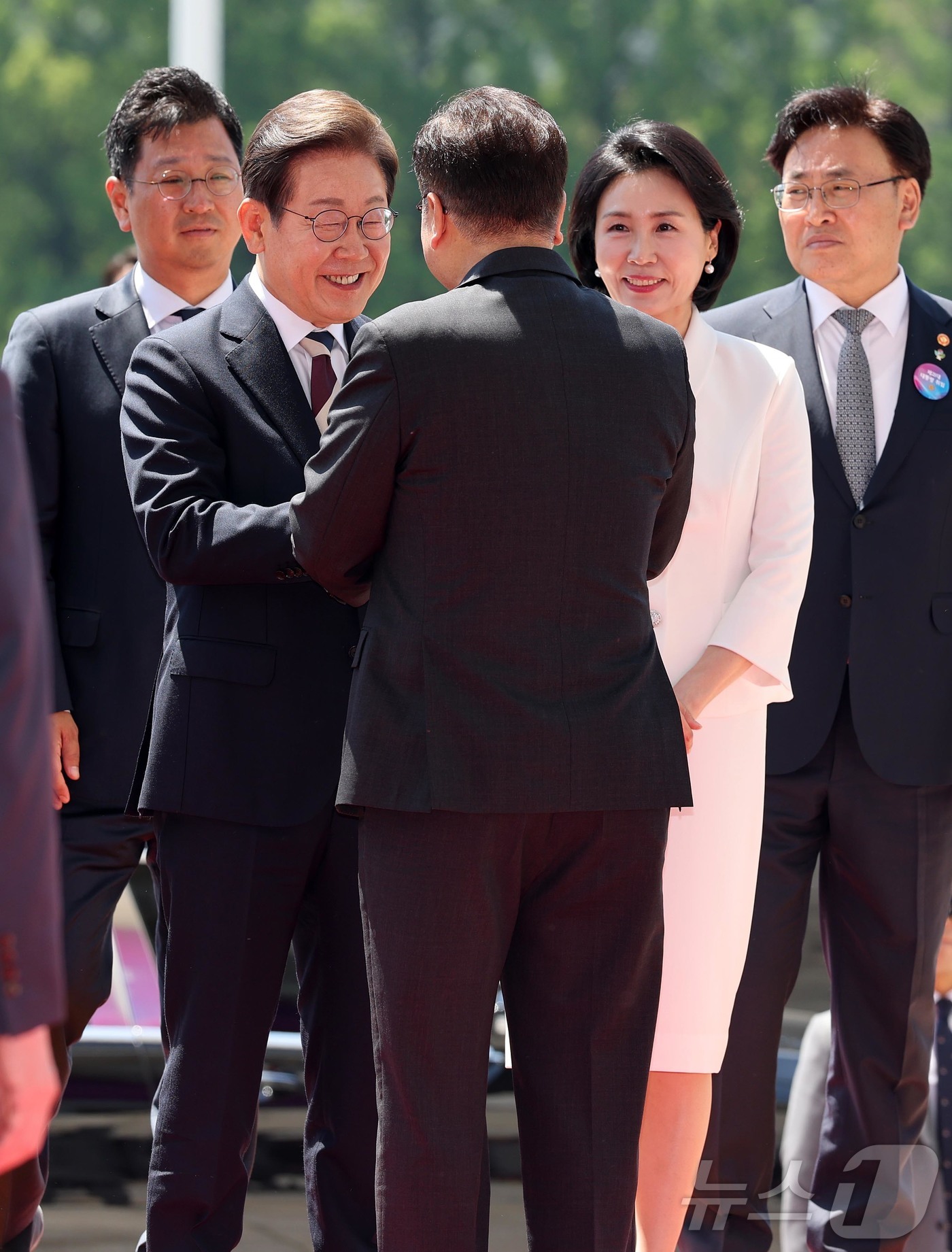 (서울=뉴스1) 국회사진기자단 = 이재명 제21대 대한민국 대통령 부부가 4일 취임 행사가 열린 국회에 도착해 우원식 국회의장과 인사하고 있다. 2025.6.4/뉴스1