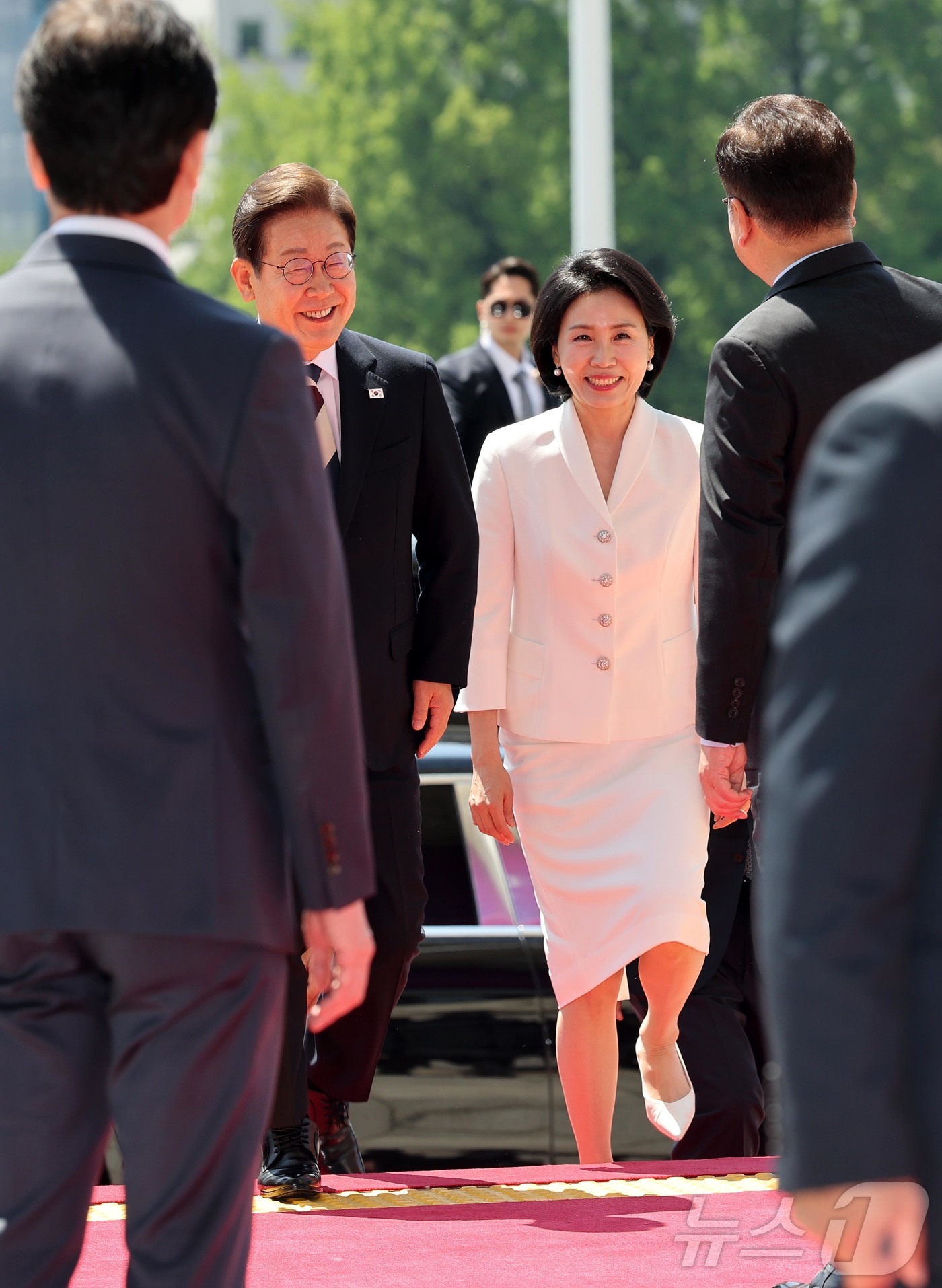 (서울=뉴스1) 국회사진기자단 = 이재명 제21대 대한민국 대통령 부부가 4일 취임 행사가 열린 국회에 도착해 우원식 국회의장과 인사하고 있다. 2025.6.4/뉴스1