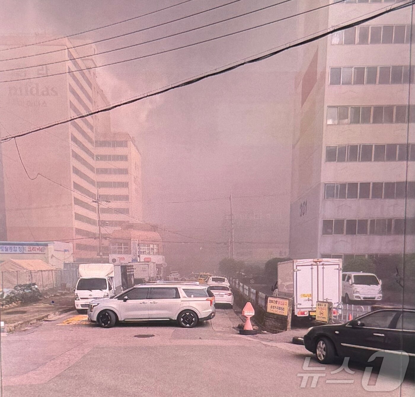 본문 이미지 - 지난달 17일 발생한 광주 광산구 소촌동 금호타이어 광주공장 화재 당시 인근 주택가의 모습.&#40;독자제공. 재판매 및 DB 금지&#41; ⓒ News1 이승현 기자