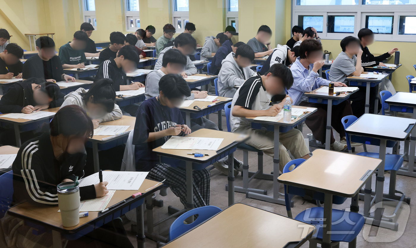 (서울=뉴스1) 이승배 기자 = 재수생들이 2026학년도 대학수학능력시험 6월 평가원 모의고사 시행일인 4일 오전 서울 양천구 종로학원 고사실에서 문제를 풀고 있다. (공동취재) …