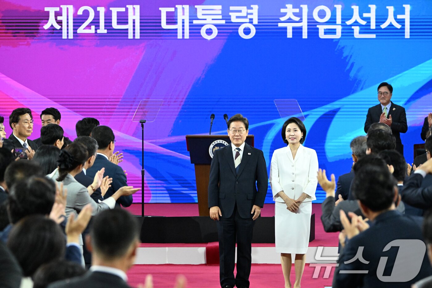 본문 이미지 - 이재명 대통령이 4일 오전 제21대 대통령 취임 선서를 위해 김혜경 여사와 서울 여의도 국회에 도착, 박수를 받고 있다. 2025.6.4/뉴스1 ⓒ News1 국회사진기자단
