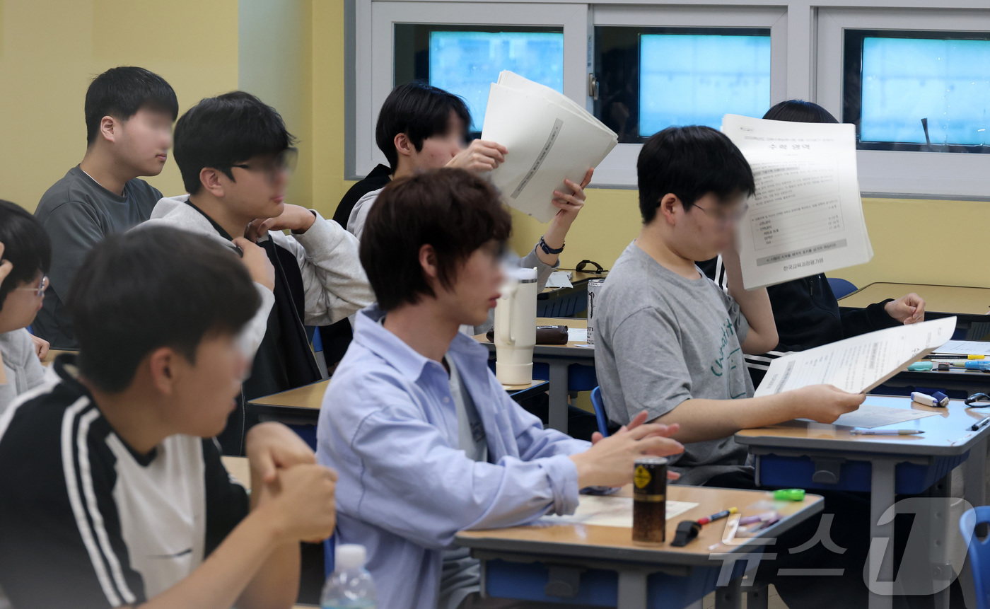 (서울=뉴스1) 이승배 기자 = 재수생들이 2026학년도 대학수학능력시험 6월 평가원 모의고사 시행일인 4일 오전 서울 양천구 종로학원 고사실에서 시험지를 배부받고 있다. (공동취 …