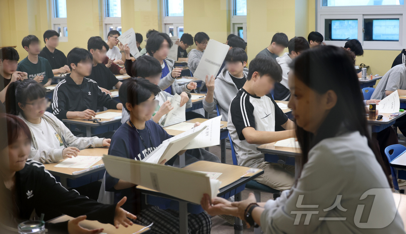 (서울=뉴스1) 이승배 기자 = 재수생들이 2026학년도 대학수학능력시험 6월 평가원 모의고사 시행일인 4일 오전 서울 양천구 종로학원 고사실에서 시험지를 배부받고 있다. (공동취 …