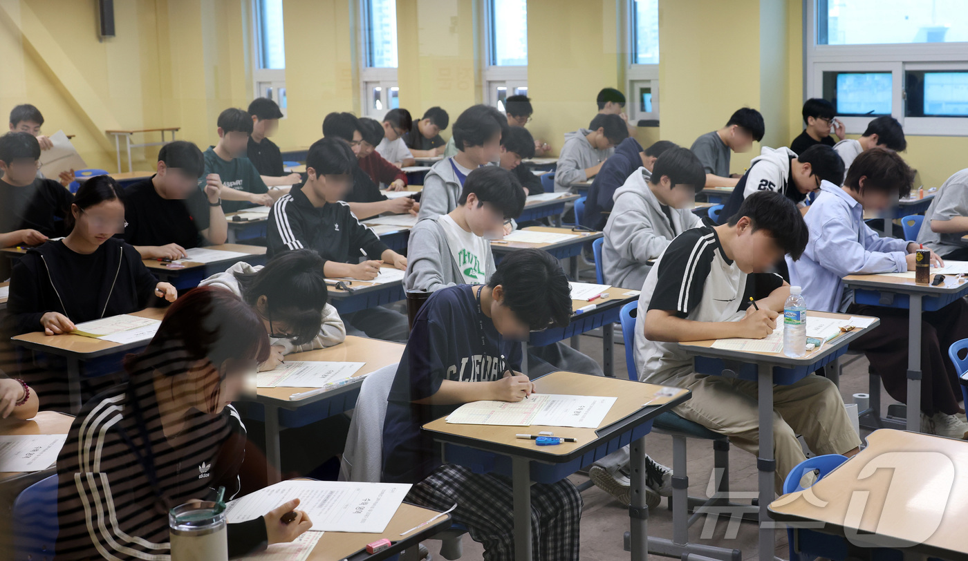 (서울=뉴스1) 이승배 기자 = 재수생들이 2026학년도 대학수학능력시험 6월 평가원 모의고사 시행일인 4일 오전 서울 양천구 종로학원 고사실에서 문제를 풀고 있다. (공동취재) …
