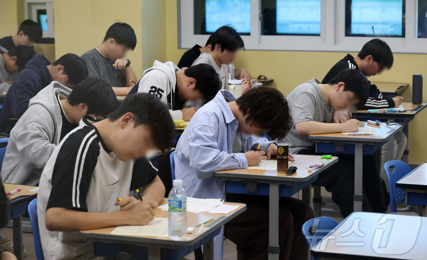 (서울=뉴스1) 이승배 기자 = 재수생들이 2026학년도 대학수학능력시험 6월 평가원 모의고사 시행일인 4일 오전 서울 양천구 종로학원 고사실에서 답안지를 작성하고 있다. (공동취 …