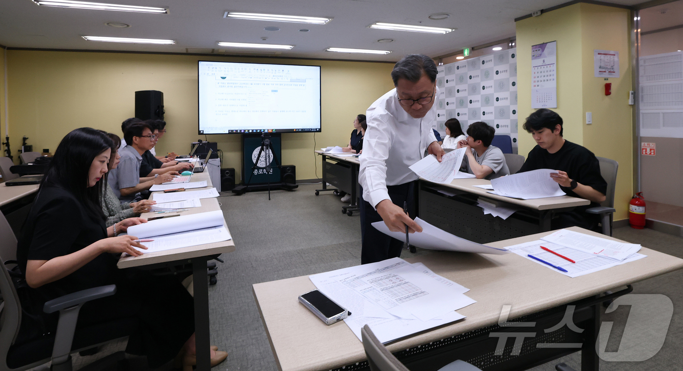 (서울=뉴스1) 이승배 기자 = 임성호 종로학원 대표와 강사들이 4일 오전 서울 양천구 종로학원 분석상황실에서 6월 평가원 모의고사 문제분석 회의를 하고 있다. (공동취재) 202 …