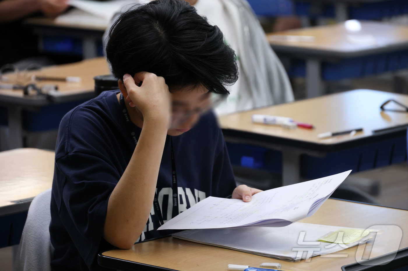 (서울=뉴스1) 이승배 기자 = 재수생들이 2026학년도 대학수학능력시험 6월 평가원 모의고사 시행일인 4일 오전 서울 양천구 종로학원 고사실에서 시험을 치르고 있다. (공동취재) …