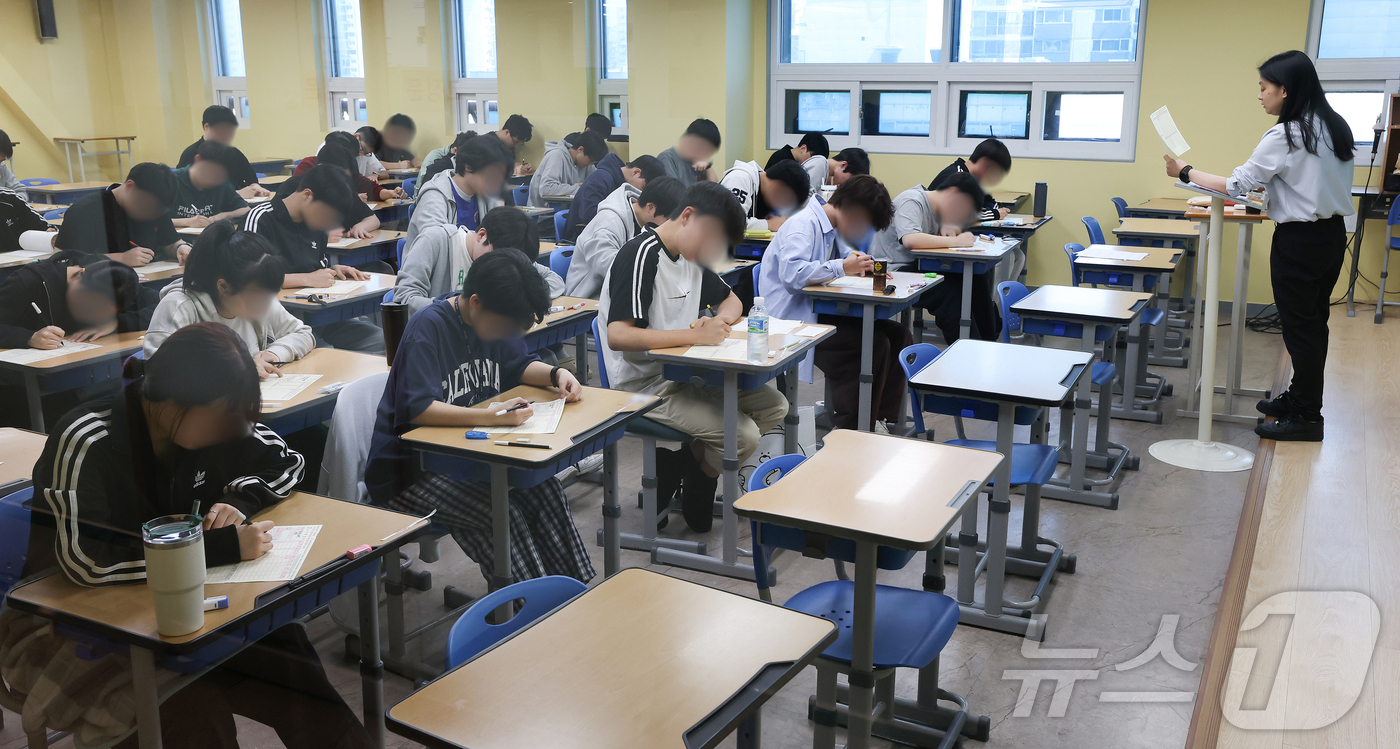 (서울=뉴스1) 이승배 기자 = 재수생들이 2026학년도 대학수학능력시험 6월 평가원 모의고사 시행일인 4일 오전 서울 양천구 종로학원 고사실에서 답안지를 작성하고 있다. (공동취 …