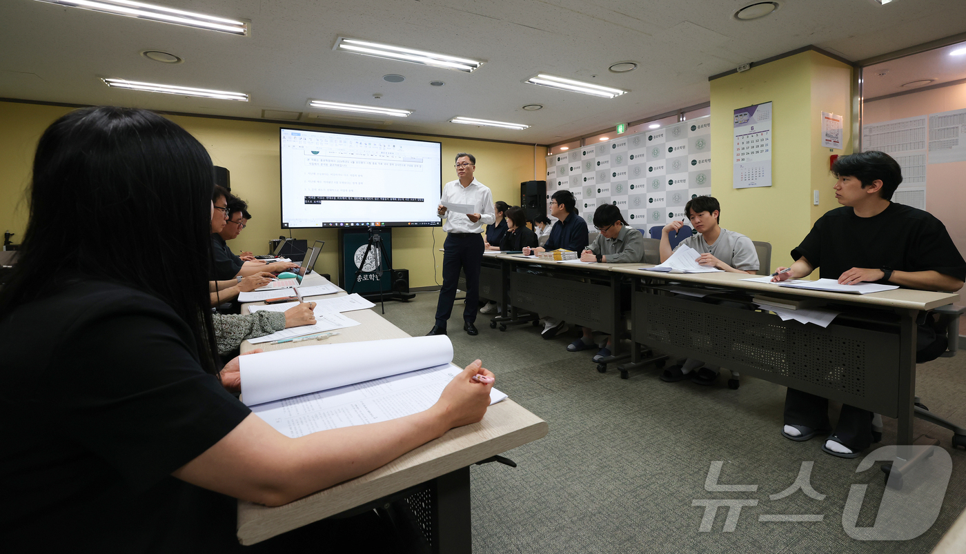 (서울=뉴스1) 이승배 기자 = 임성호 종로학원 대표와 강사들이 4일 오전 서울 양천구 종로학원 분석상황실에서 6월 평가원 모의고사 문제분석 회의를 하고 있다. (공동취재) 202 …