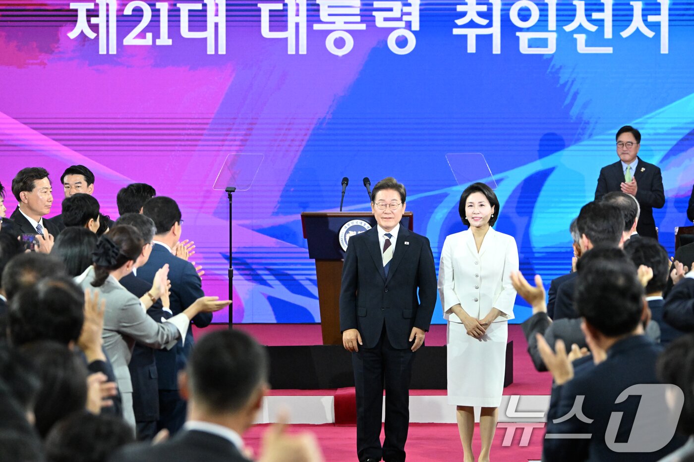 본문 이미지 - 이재명 대통령이 4일 오전 제21대 대통령 취임 선서를 위해 김혜경 여사와 서울 여의도 국회에 도착, 박수를 받고 있다. 2025.6.4/뉴스1 ⓒ News1 국회사진기자단