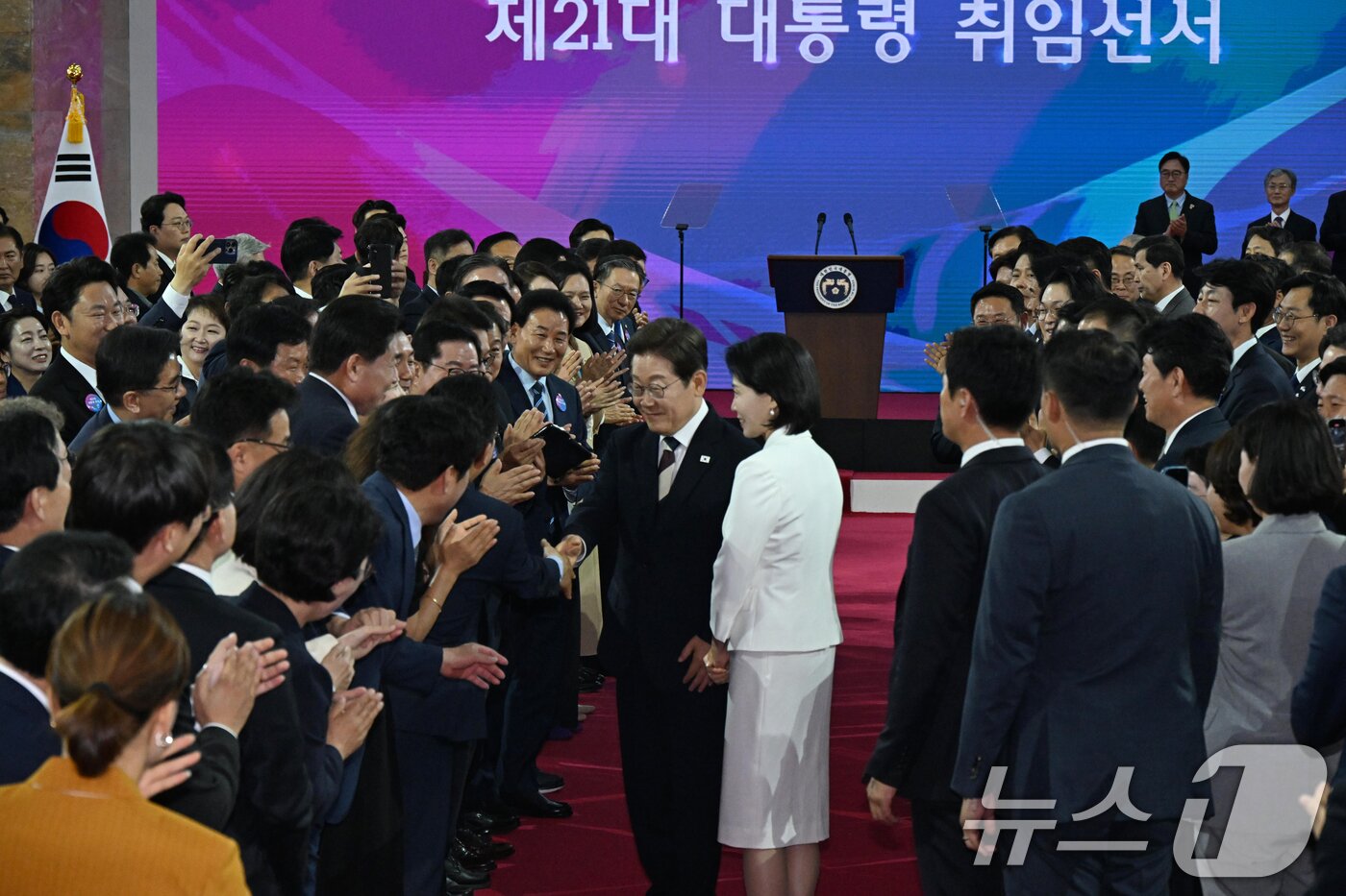 본문 이미지 - 이재명 대통령이 4일 오전 제21대 대통령 취임 선서를 위해 김혜경 여사와 서울 여의도 국회 로텐더홀에 입장하며 참석자들과 인사를 나누고 있다. 2025.6.4/뉴스1 ⓒ News1 국회사진기자단