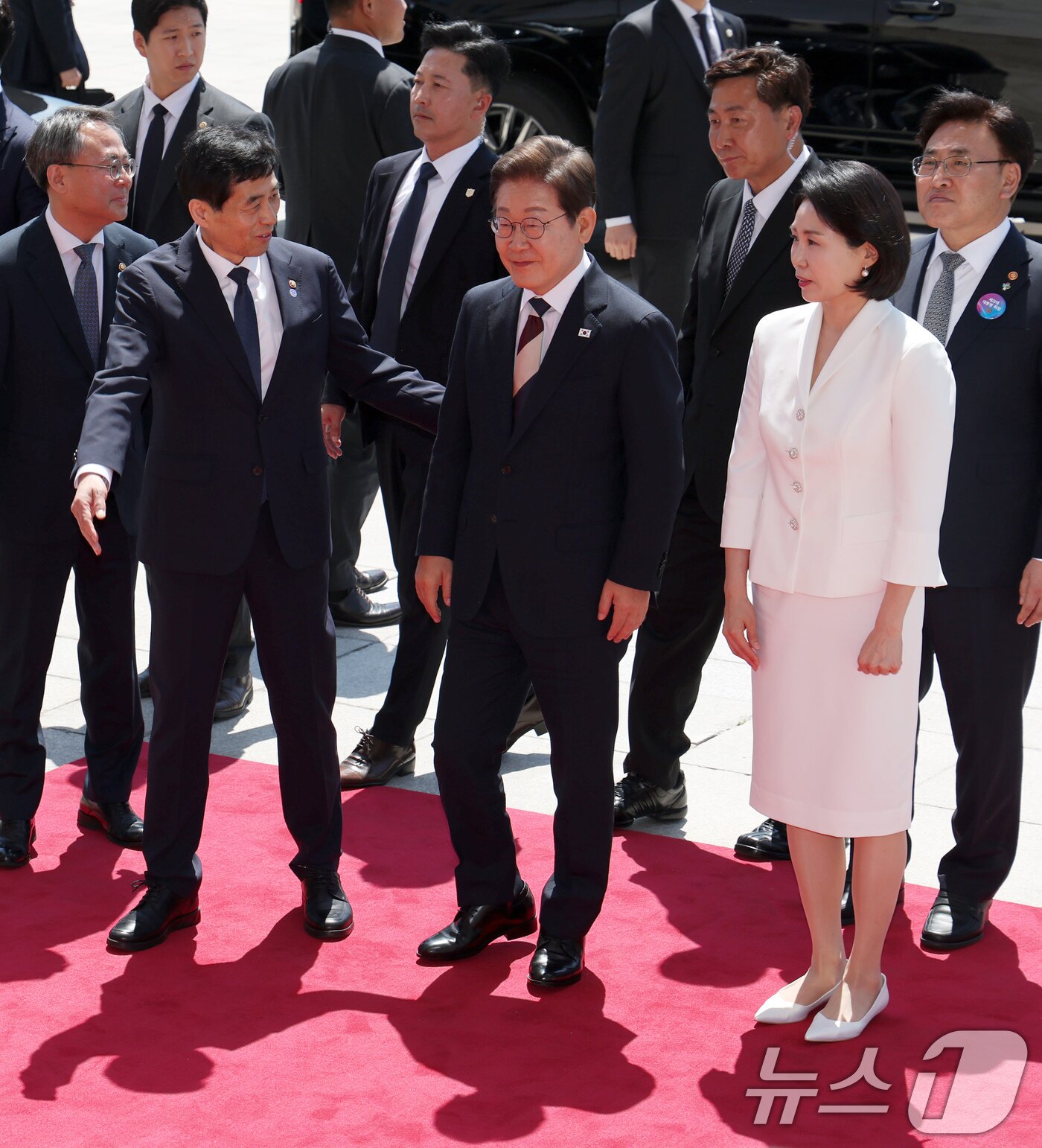 본문 이미지 - 이재명 대통령과 김혜경 여사가 4일 오전 서울 여의도 국회에서 열린 제21대 대통령 취임선서에 참석하고 있다. 2025.6.4/뉴스1 ⓒ News1 국회사진기자단