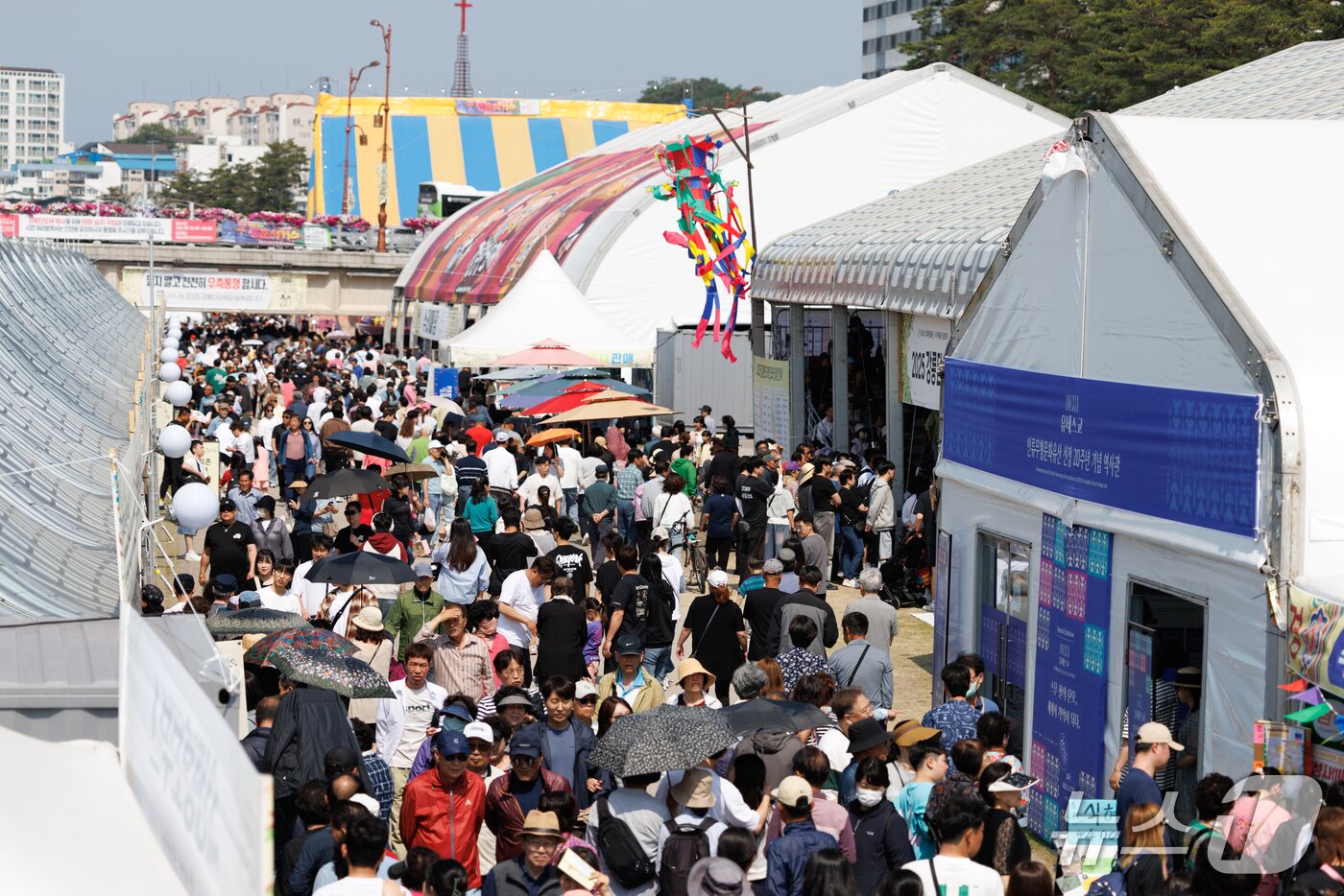 본문 이미지 - 강릉단오제 인파.&#40;강릉단오제위원회 제공, 재판매 및 DB 금지&#41; 2025.6.4/뉴스1