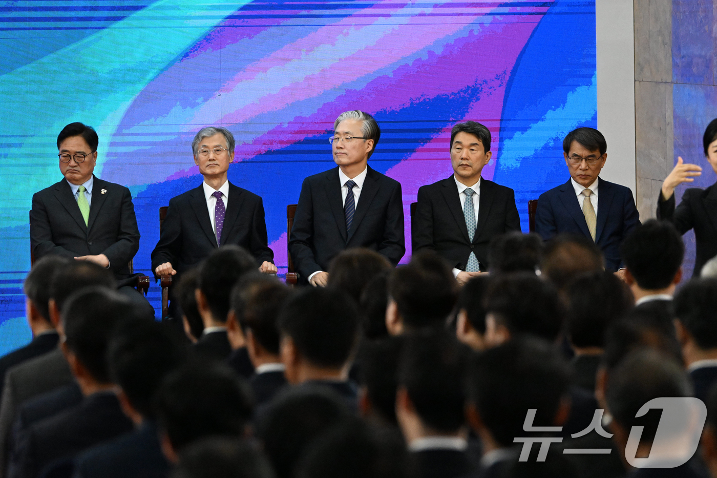 (서울=뉴스1) 국회사진기자단 = 이재명 대통령이 4일 오전 서울 여의도 국회에서 제21대 대통령 취임사를 발표하는 가운데 우원식 의장(왼쪽부터)과 조희대 대법원장, 김형두 헌법재 …