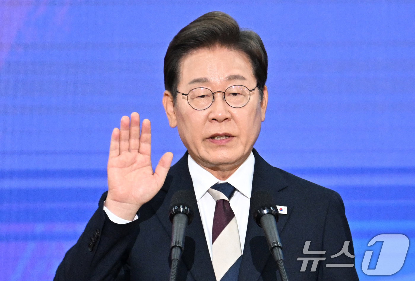 (서울=뉴스1) 국회사진기자단 = 이재명 대통령이 4일 서울 여의도 국회에서 제21대 대통령 취임 선서를 하고 있다. 2025.6.4/뉴스1