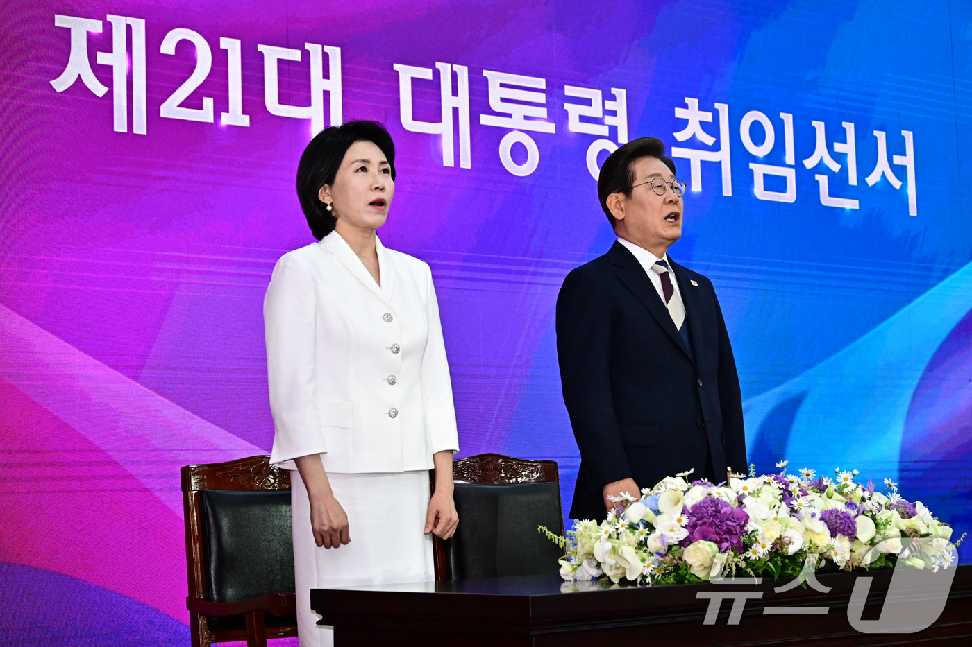 (서울=뉴스1) 국회사진기자단 = 이재명 대통령과 김혜경 여사가 4일 오전 서울 여의도 국회에서 제21대 대통령 취임 선서에 앞서 애국가를 제창하고 있다. 2025.6.4/뉴스1
