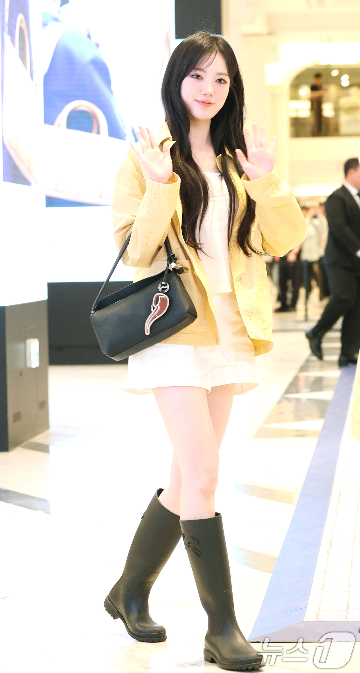 (서울=뉴스1) 권현진 기자 = 그룹 키키의  수이가 4일 서울 서초구 신세계백화점 강남점에서 열린 패션 브랜드 롱샴(Longchamp)의 '파리지앵 아티장' 팝업 오픈 행사에 참 …