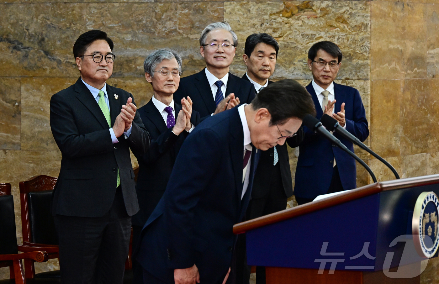 (서울=뉴스1) 국회사진기자단 = 우원식 국회의장과 조희대 대법원장, 김형두 헌법재판소장 권한대행, 이주호 대통령 권한대행 부총리 겸 교육부 장관, 노태악 중앙선거관리위원장 등 5 …