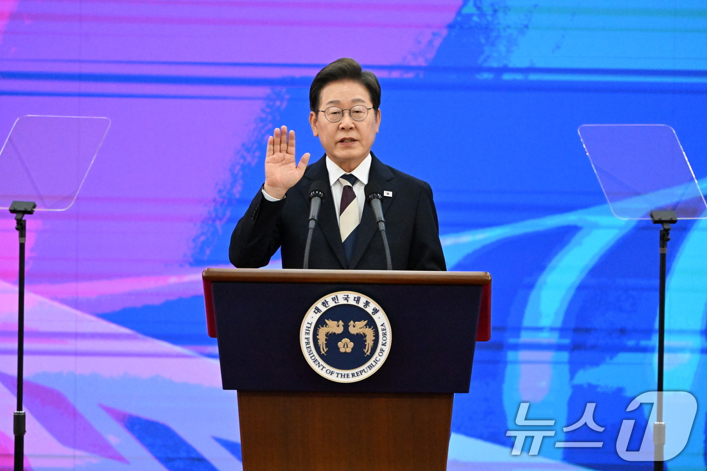 (서울=뉴스1) 국회사진기자단 = 이재명 대통령이 4일 오전 서울 여의도 국회에서 제21대 대통령 취임 선서를 하고 있다. 2025.6.4/뉴스1