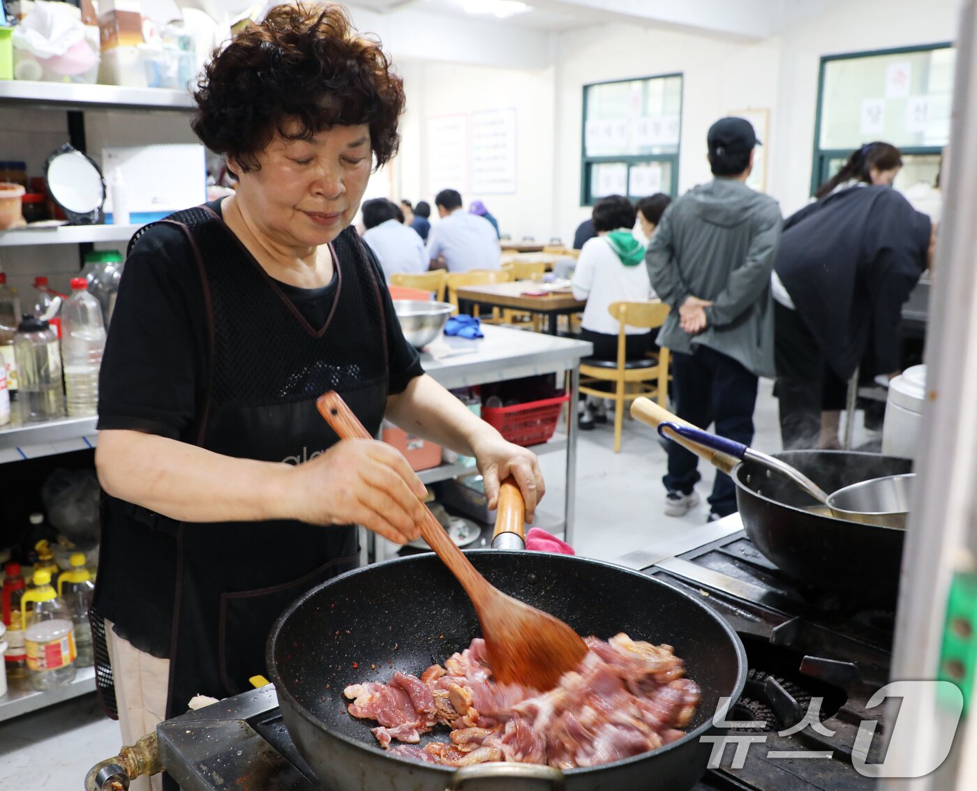 본문 이미지 - 4일 낮 광주 서구 양여사 가정식백반 사장 양정자 씨(68·여)가 음식을 조리하고 있다. 2025.6.4/뉴스1 ⓒ News1 이수민 기자