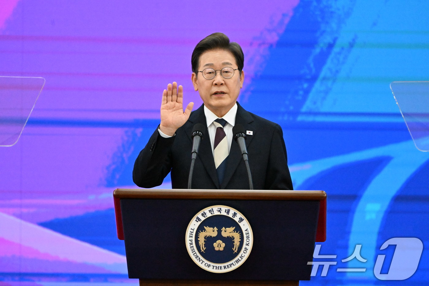 (서울=뉴스1) 국회사진기자단 = 이재명 대통령이 4일 오전 서울 여의도 국회에서 제21대 대통령 취임 선서를 하고 있다. 2025.6.4/뉴스1