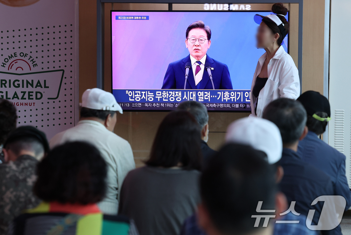 (서울=뉴스1) 김성진 기자 = 4일 서울 용산구 서울역 대합실에서 시민들이 이재명 대통령의 제21대 대통령 취임 선서를 시청하고 있다.  2025.6.4/뉴스1