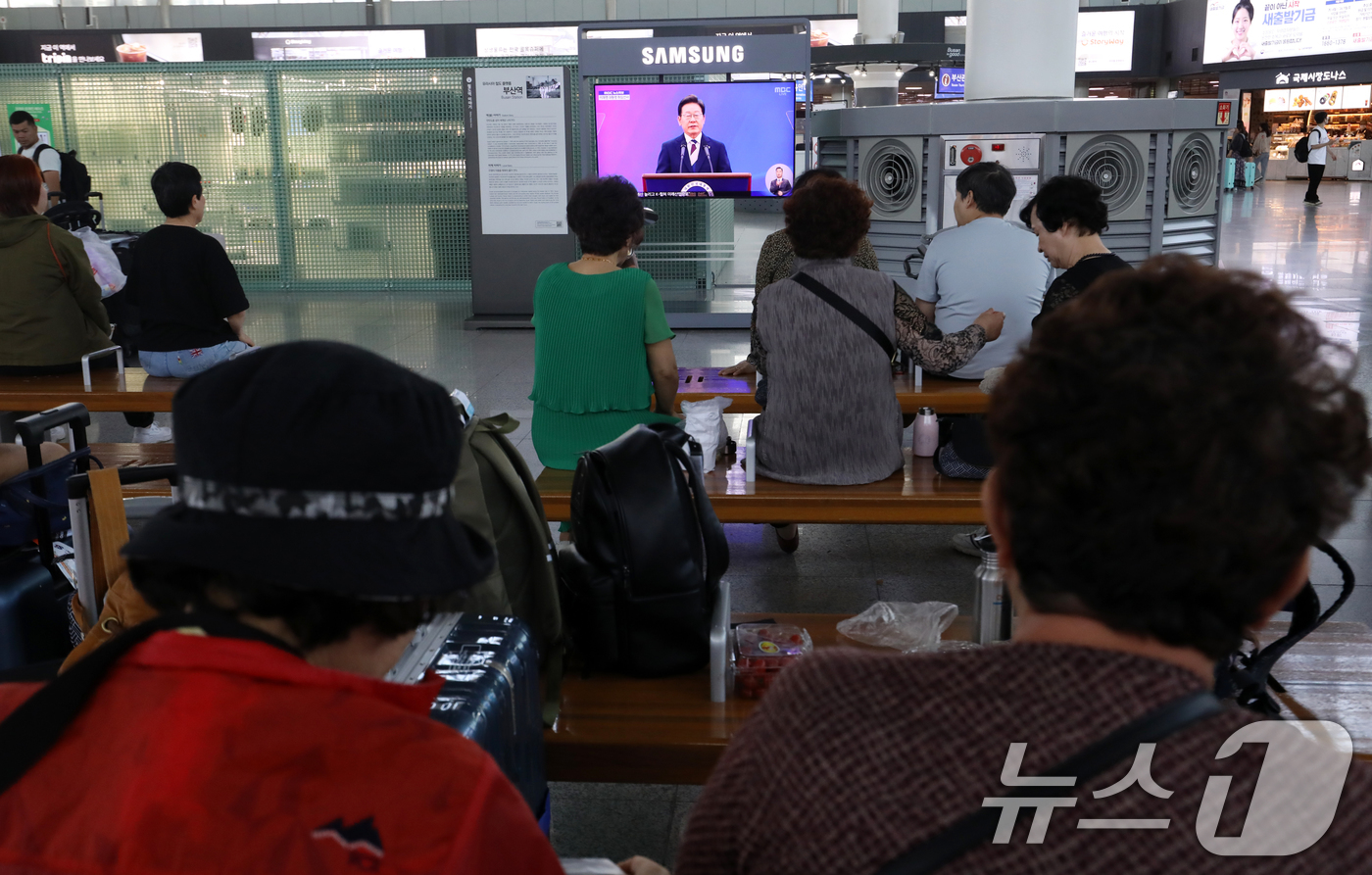 (부산=뉴스1) 윤일지 기자 = 4일 부산 동구 부산역 대합실에서 시민들이 제21대 이재명 대통령 취임선서 생중계를 시청하고 있다.제21대 대통령 선거에서 승리를 거둔 이재명 대통 …