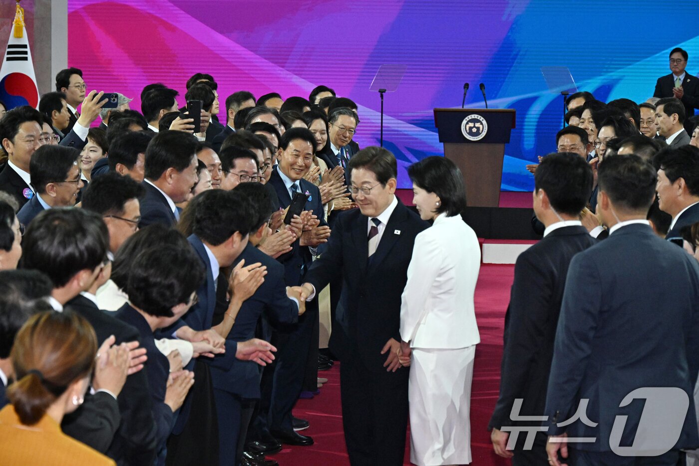 본문 이미지 - 이재명 대통령이 4일 오전 제21대 대통령 취임 선서를 위해 김혜경 여사와 서울 여의도 국회 로텐더홀에 입장하며 참석자들과 인사를 나누고 있다. 2025.6.4/뉴스1 ⓒ News1 국회사진기자단
