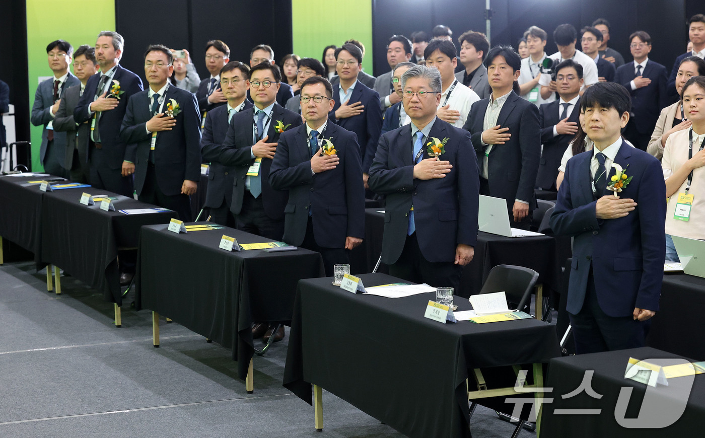 (서울=뉴스1) 박세연 기자 = 안세창 환경부 기후탄소정책실장(앞줄 오른쪽부터), 김영태 국제교통포럼 사무총장, 조상현 코엑스 대표이사, 신승규 현대자동차그룹 전무가 4일 오전 서 …