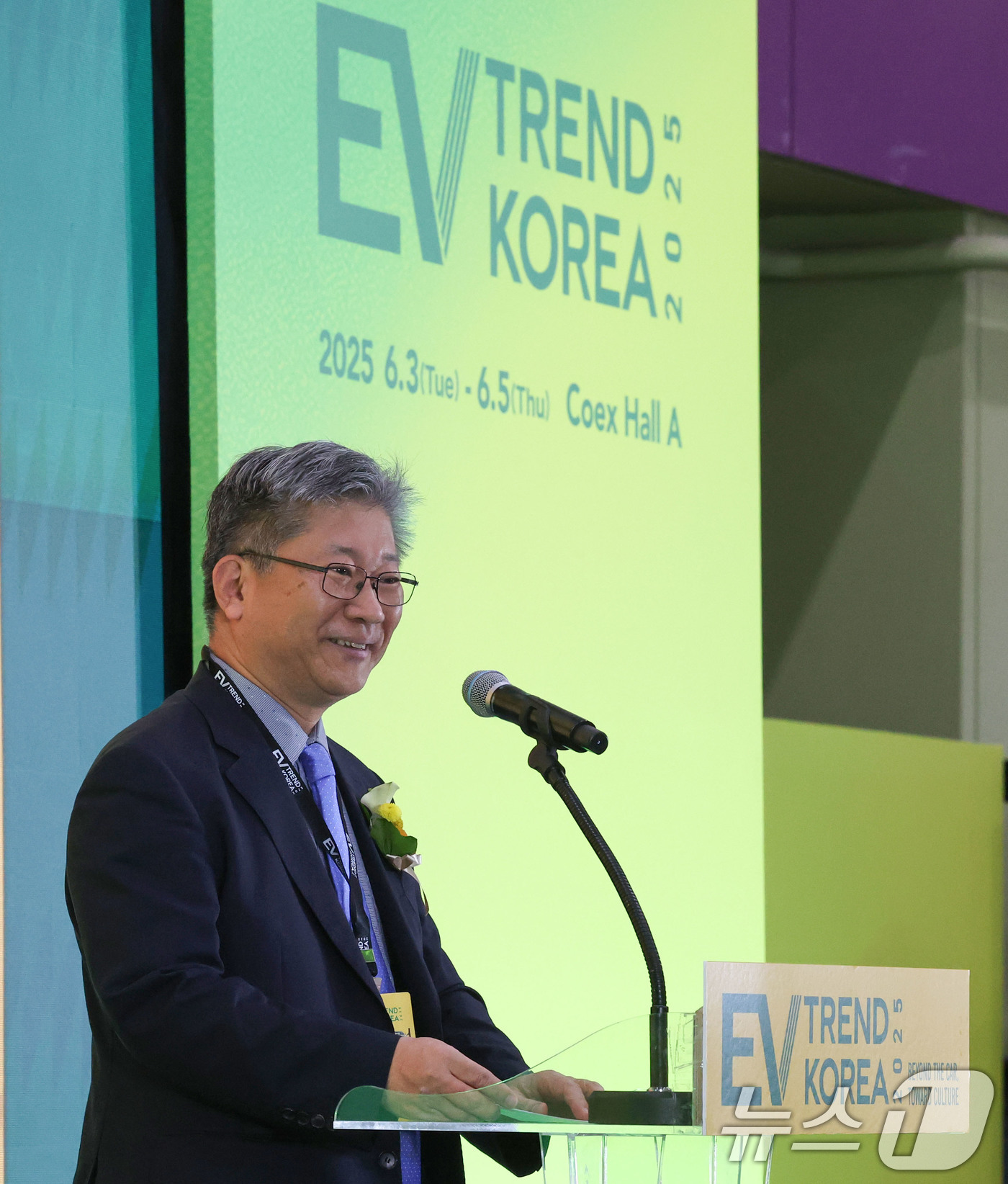 (서울=뉴스1) 박세연 기자 = 김영태 국제교통포럼 사무총장이 4일 오전 서울 강남구 코엑스에서 열린 'EV트렌드코리아 2025' 개막식에서 축사를 하고 있다.국내 대표 전기차 전 …