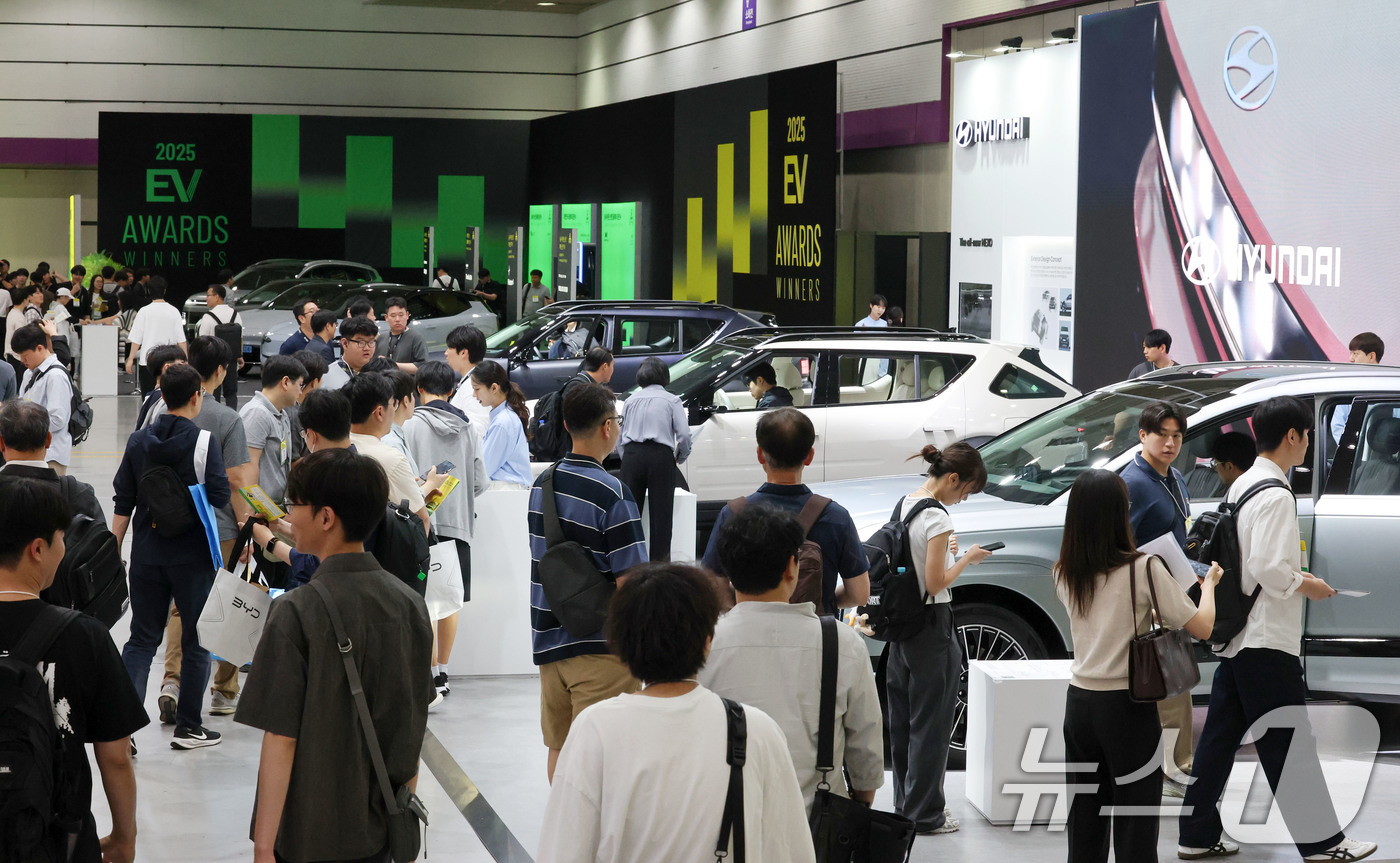 (서울=뉴스1) 박세연 기자 = 4일 오전 서울 강남구 코엑스에서 열린 'EV트렌드코리아 2025'가 관람객으로 붐비고 있다.국내 대표 전기차 전시회 'EV트렌드코리아 2025'는 …