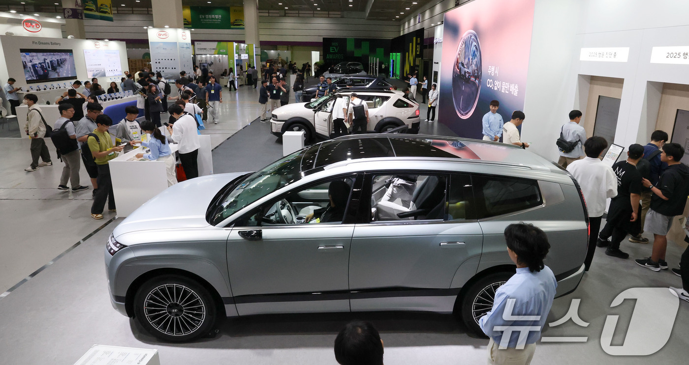 (서울=뉴스1) 박세연 기자 = 4일 오전 서울 강남구 코엑스에서 열린 'EV트렌드코리아 2025'가 관람객으로 붐비고 있다.국내 대표 전기차 전시회 'EV트렌드코리아 2025'는 …