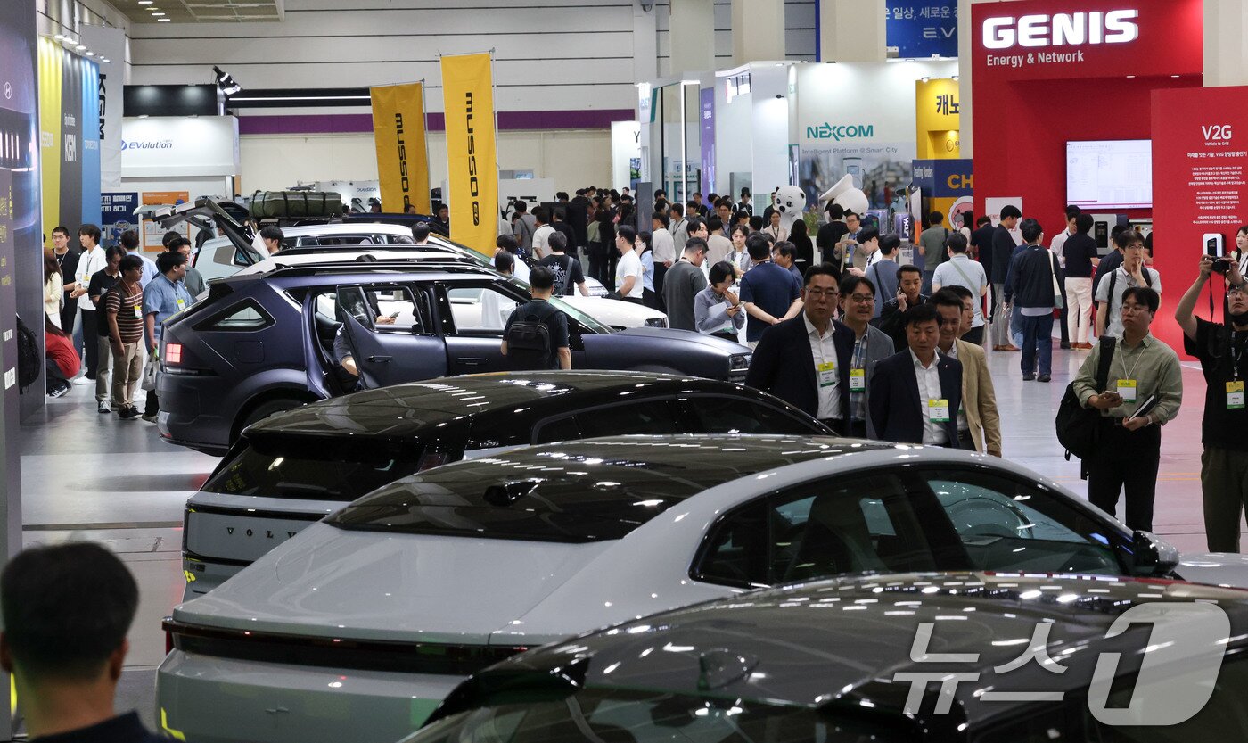 본문 이미지 - 서울 강남구 코엑스에서 열린 &#39;EV트렌드코리아 2025&#39;가 관람객으로 붐비고 있다.  2025.6.4/뉴스1 ⓒ News1 박세연 기자