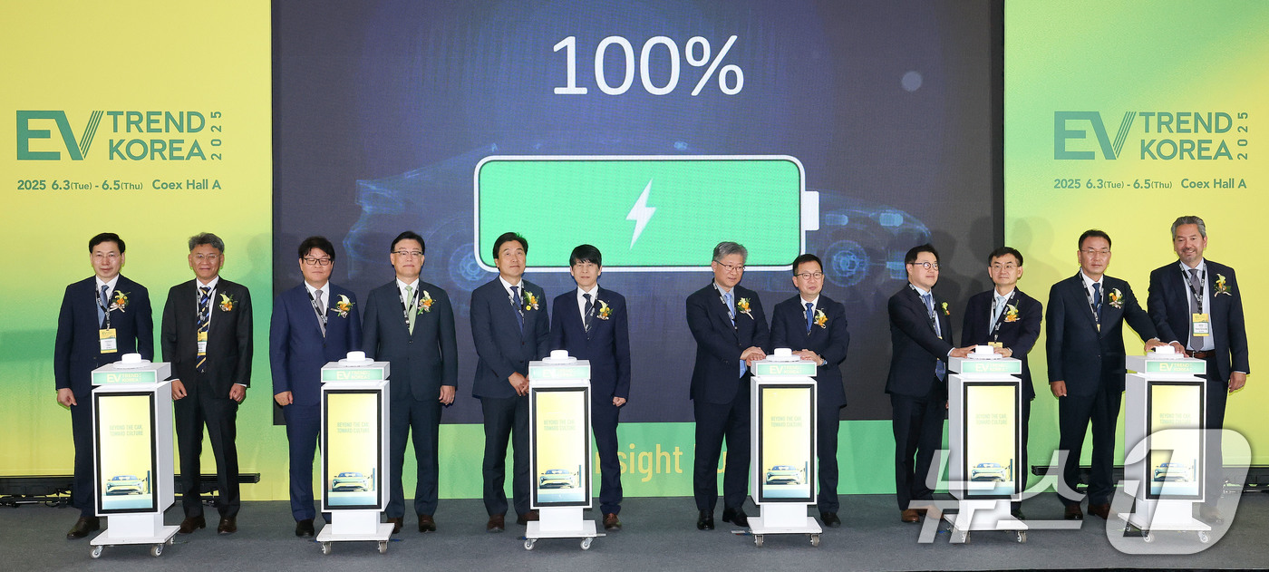 (서울=뉴스1) 박세연 기자 = 안세창 환경부 기후탄소정책실장(왼쪽 여섯 번째부터), 김영태 국제교통포럼 사무총장, 조상현 코엑스 대표이사, 신승규 현대자동차그룹 전무가 4일 오전 …