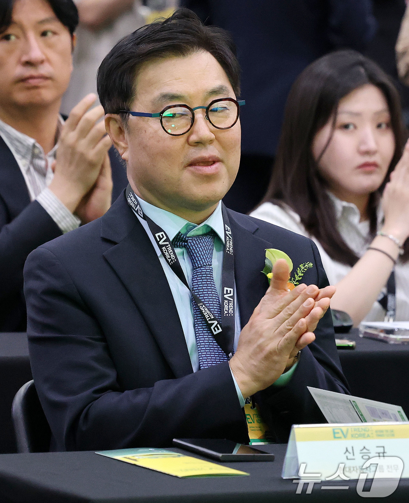 (서울=뉴스1) 박세연 기자 = 신승규 현대자동차그룹 전무가 4일 오전 서울 강남구 코엑스에서 열린 'EV트렌드코리아 2025' 개막식에 참석해 박수치고 있다.국내 대표 전기차 전 …