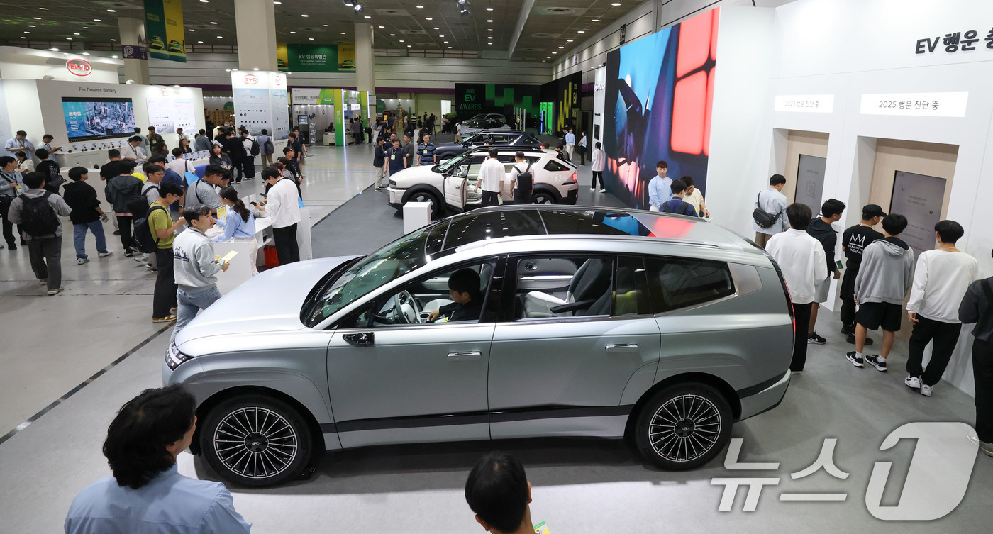 (서울=뉴스1) 박세연 기자 = 4일 오전 서울 강남구 코엑스에서 열린 'EV트렌드코리아 2025'가 관람객으로 붐비고 있다.국내 대표 전기차 전시회 'EV트렌드코리아 2025'는 …