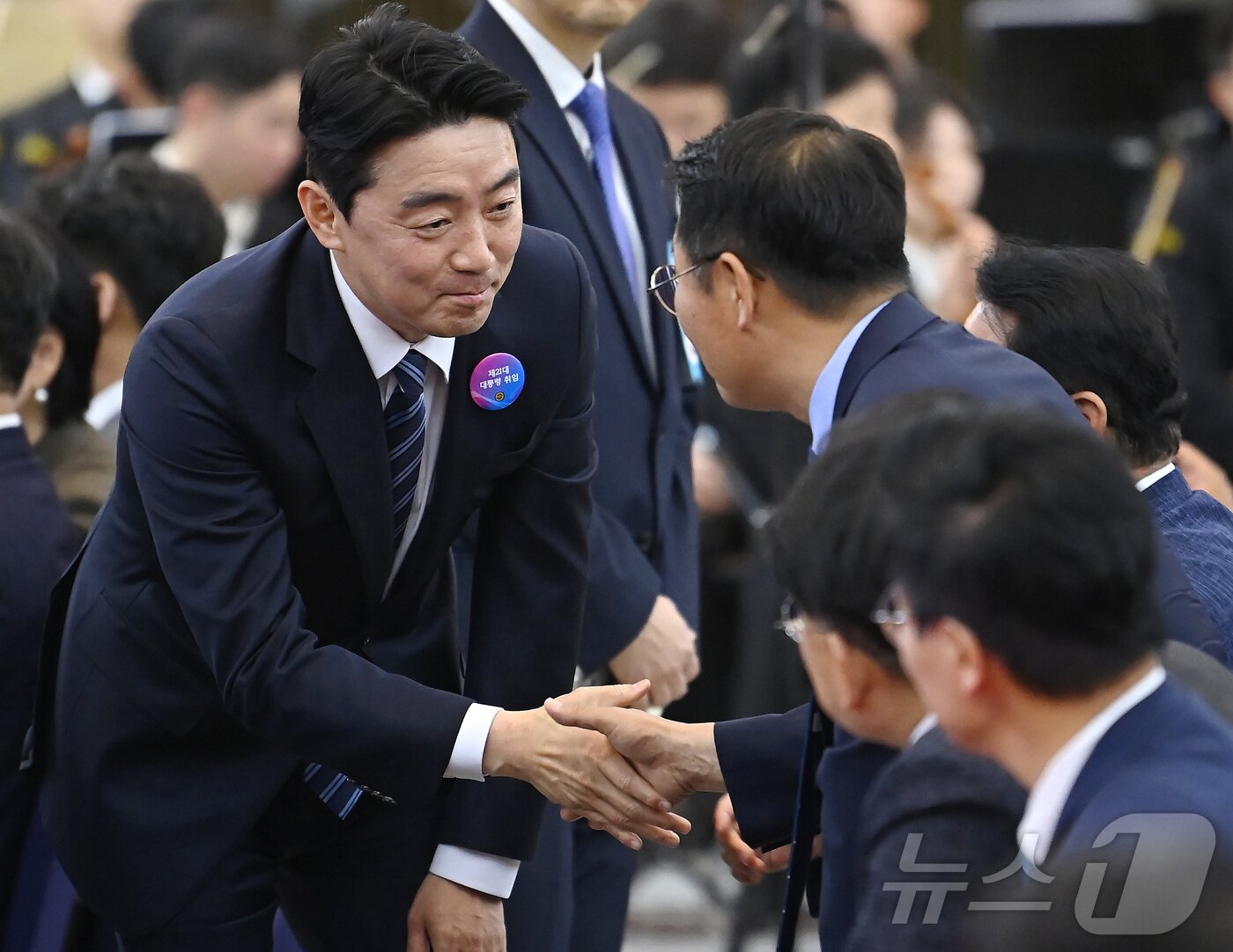 본문 이미지 - 대통령실 비서실장에 내정된 강훈식 더불어민주당 의원이 4일 오전 서울 여의도 국회의사당에서 열린 이재명 제21대 대통령 취임선서에 참석하고 있다. 2025.6.4/뉴스1 ⓒ News1 국회사진기자단