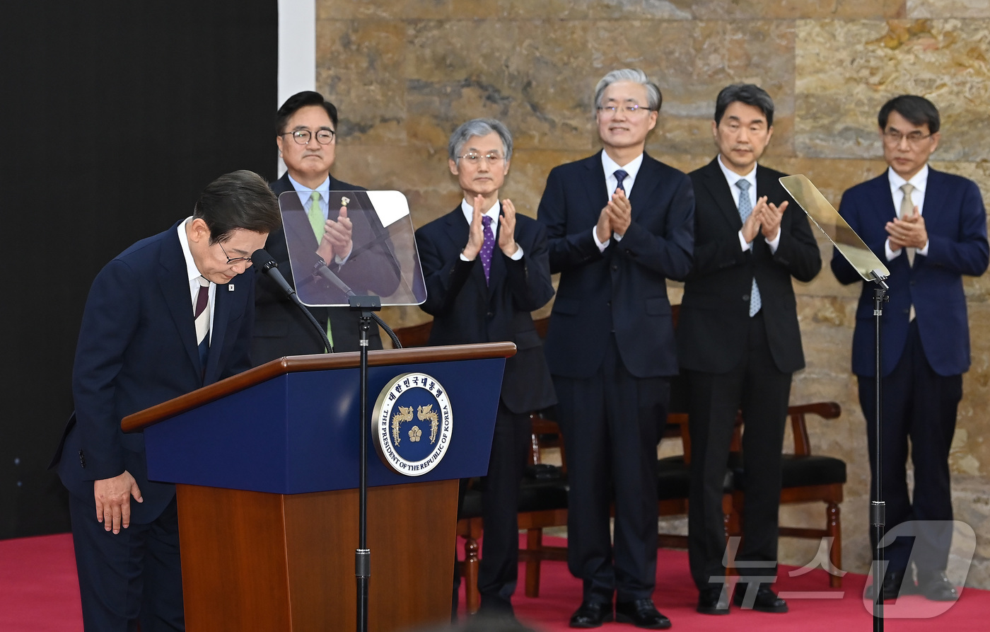 (서울=뉴스1) 국회사진기자단 = 4일 오전 국회에서 열린 제21대 대통령 취임 선서 행사에서 우원식 국회의장(왼쪽 두번째부터), 조희대 대법원장, 문형배 헌법재판소장, 이주호 국 …