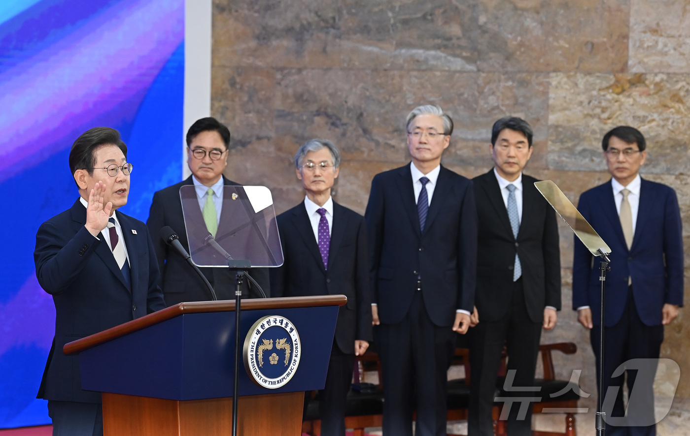 (서울=뉴스1) 국회사진기자단 = 4일 오전 국회에서 열린 제21대 대통령 취임 선서 행사에서 우원식 국회의장(왼쪽 두번째부터), 조희대 대법원장, 문형배 헌법재판소장, 이주호 국 …