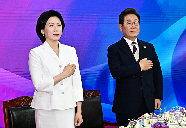 (서울=뉴스1) 국회사진기자단 = 이재명 대통령과 김혜경 여사가 4일 오전 서울 여의도 국회 로텐더홀에서 제21대 대통령 취임선서에 앞서 국민의례를 하고 있다. 2025.6.4/뉴 …
