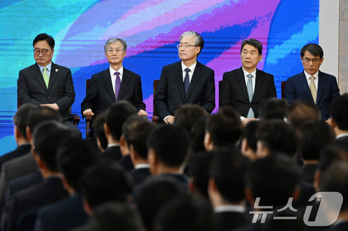 (서울=뉴스1) 국회사진기자단 = 4일 오전 국회에서 열린 제21대 대통령 취임선서행사에서 우원식 국회의장(왼쪽부터), 조희대 대법원장, 김형두 헌법재판소장, 이주호 국무총리 권한 …