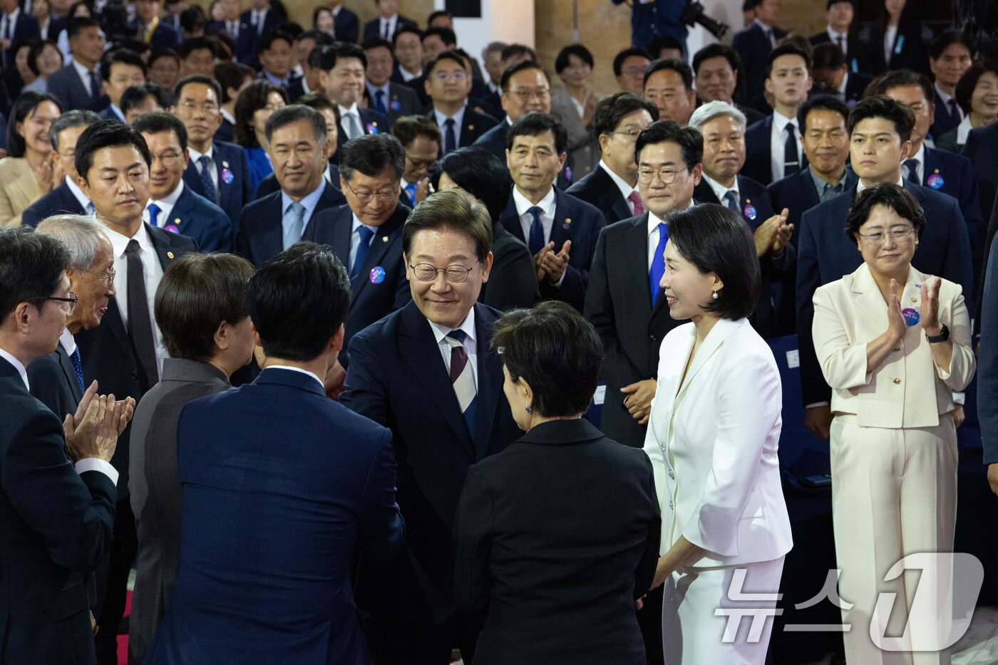 본문 이미지 - 이재명 대통령과 김혜경 여사가 4일 서울 여의도 국회 본청 로텐더홀에서 열린 제21대 대통령 취임 선서 행사에 입장하며 인사하고 있다. ⓒ News1 국회사진기자단