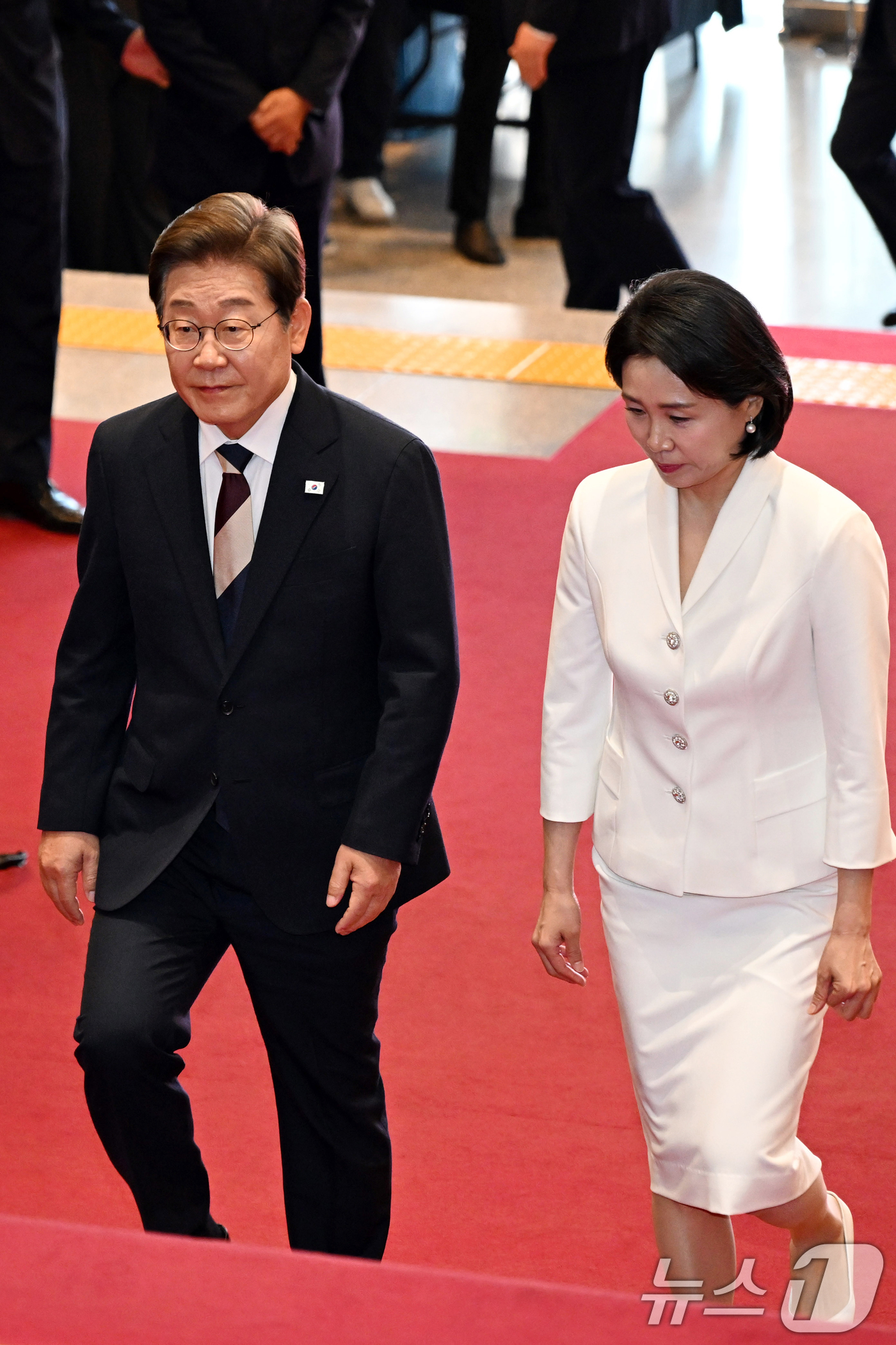 (서울=뉴스1) 국회사진기자단 = 이재명 대통령이 취임 선서를 하기 위해 4일 오전 김혜경 여사와 함께 서울 여의도 국회에 도착해 로텐더홀로 이동하고 있다.  2025.6.4/뉴스 …