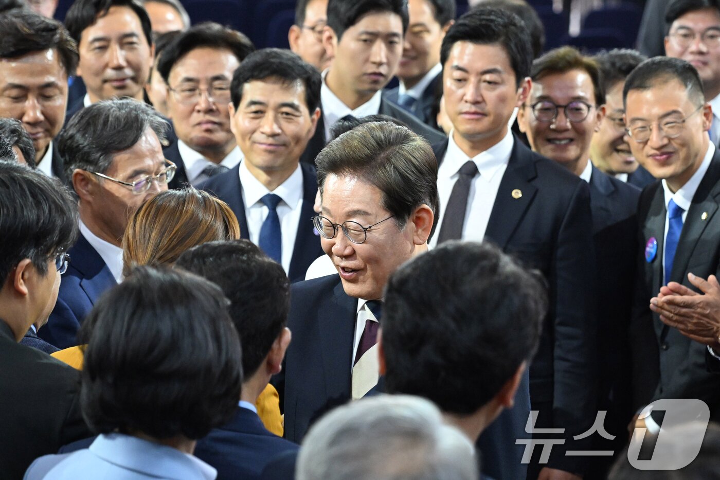 본문 이미지 - 이재명 대통령이 4일 서울 여의도 국회에서 제21대 대통령 취임선서와 취임사를 마치고 이동하며 의원 및 참석 내외빈들과 인사를 하고 있다. 2025.6.4/뉴스1 ⓒ News1 국회사진기자단