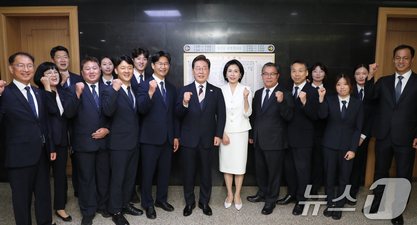 (서울=뉴스1) 국회사진기자단 = 이재명 대통령이 4일 서울 여의도 국회 본청 로텐더홀에서 제21대 대통령 취임 선서를 마친 뒤 방호과 직원들과 기념촬영을 하고 있다. 2025.6 …